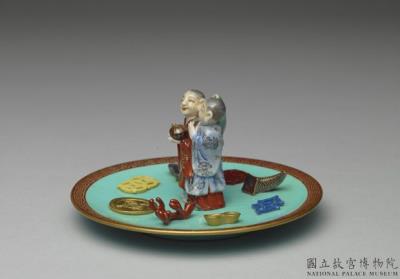 图片[3]-Incense stick holder in the shape of the Twin Immortals of Union and Harmony with the Eight Treasures in famille rose on a green ground, Qing dynasty, Qianlong reign (1736-1795)-China Archive